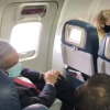 Con cubrebocas y vuelo comercial, AMLO va a histórico encuentro con Trump